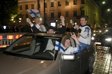 Fíni odpálili majstrovské oslavy, niektorí vyliezli aj na žeriav v centre Helsínk