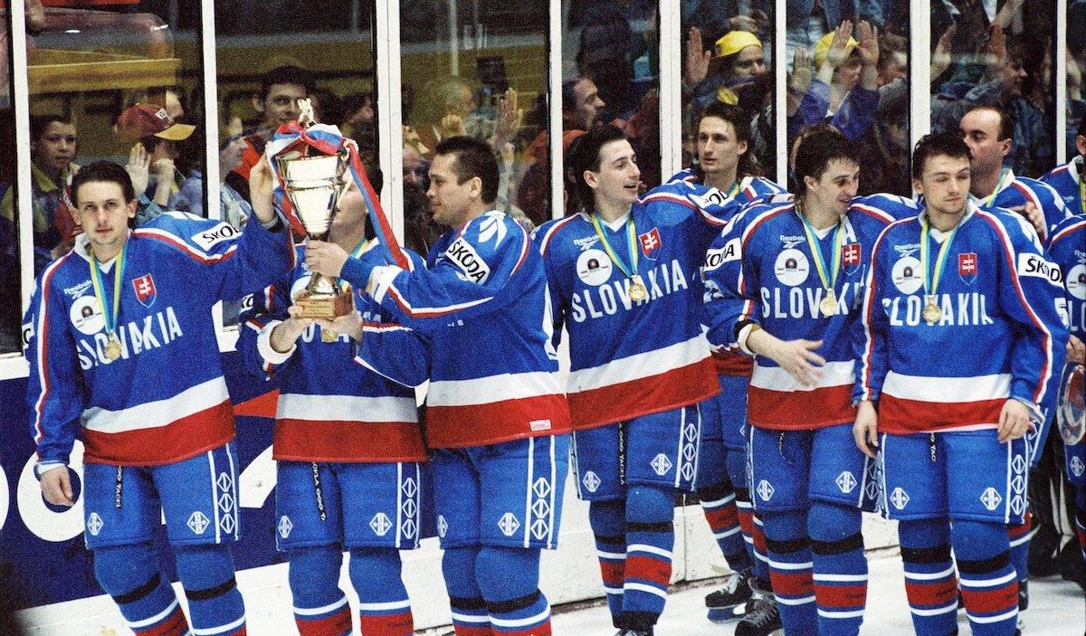 Jozef Daňo (štvrtý zľava) bol pri postupe Slovenska z B-kategórie v roku 1995.