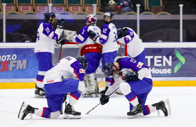 Slovenskí hokejisti do 18 rokov po vypadnutí z elitnej divízie MS.