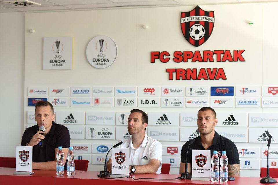 Patrik Velšic, tréner Ricardo Chéu a brankár Dobrivoj Rusov počas tlačovej konferencie.
