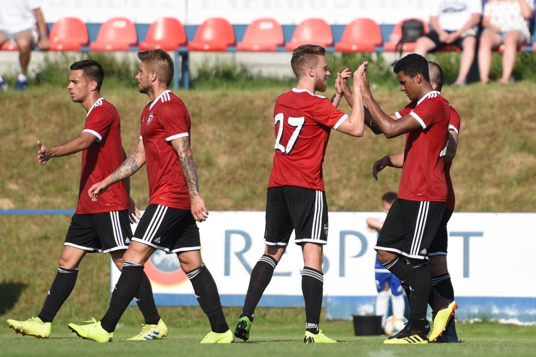 Hráči FC Spartak Trnava sa tešia z gólu.