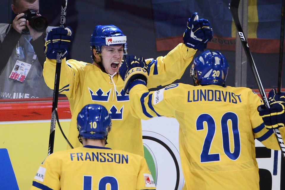Švéd Erik Gustafsson oslavuje gól so svojími spoluhráčmi.