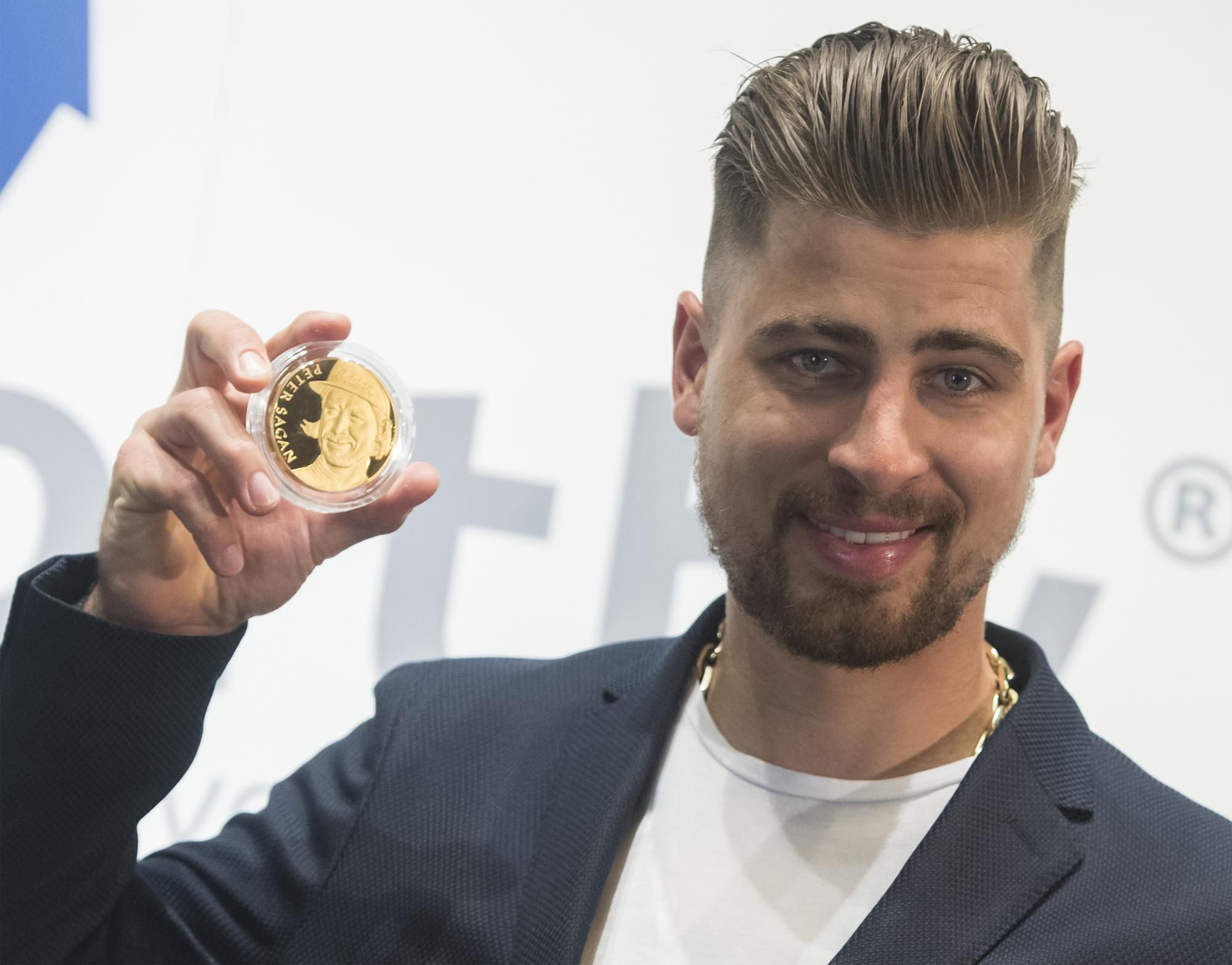 Slovenský cyklista Peter Sagan počas tlačovej konferencie pri príležitosti krstu svojej zlatej pamätnej medaily k trojnásobnému zisku titulu majstra sveta v cestnej cyklistike v Prahe.