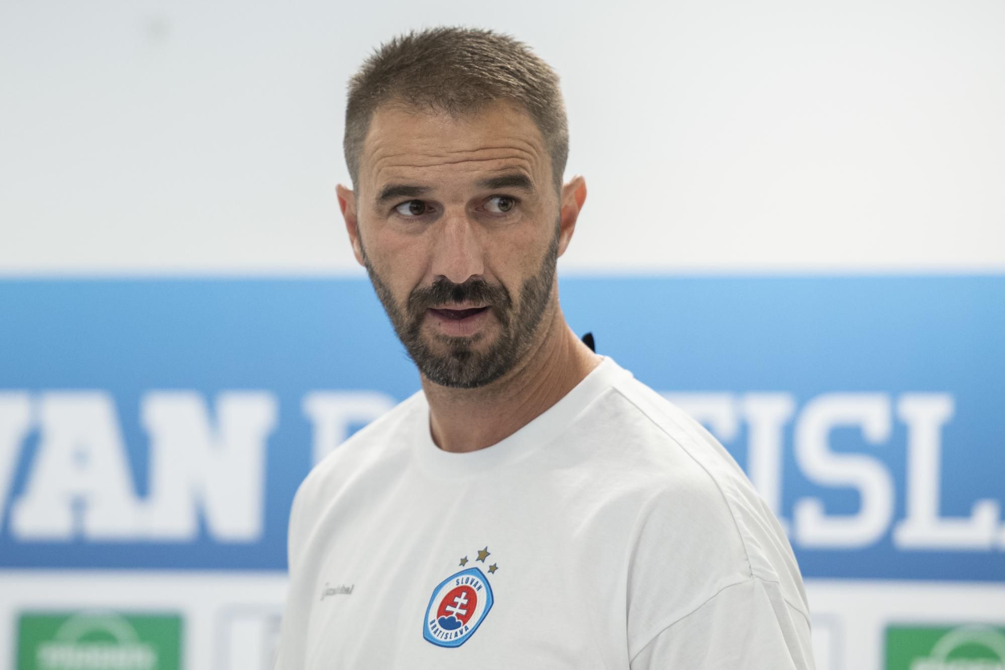 Tréner Slovana Bratislava Martin Ševela.