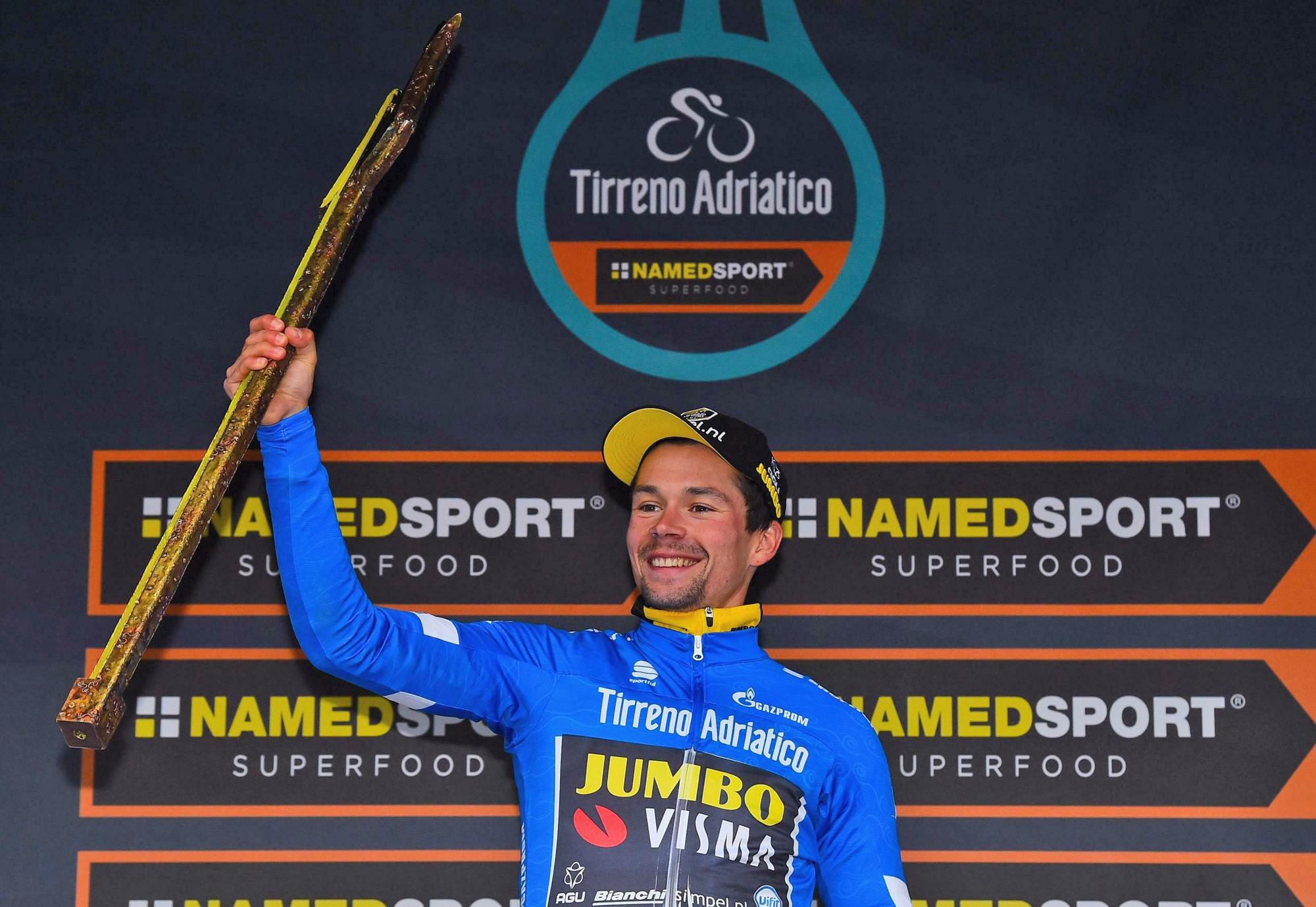 Slovinský cyklista Primož Roglič oslavuje na pódiu po tom, ako sa stal celkovým víťazom cyklistických pretekov Tirreno - Adriatico.