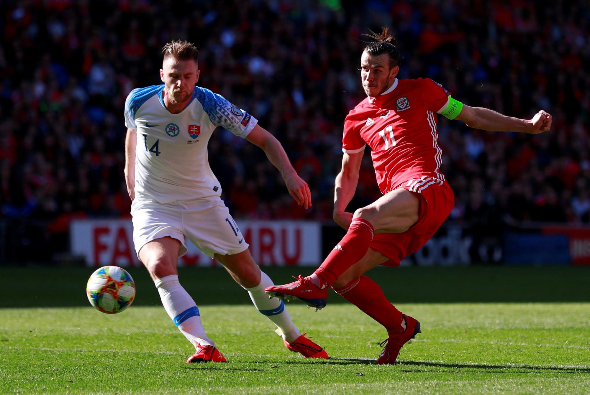 Milan Škriniar (Slovensko) v súboji s Garethom Baleom (Wales).