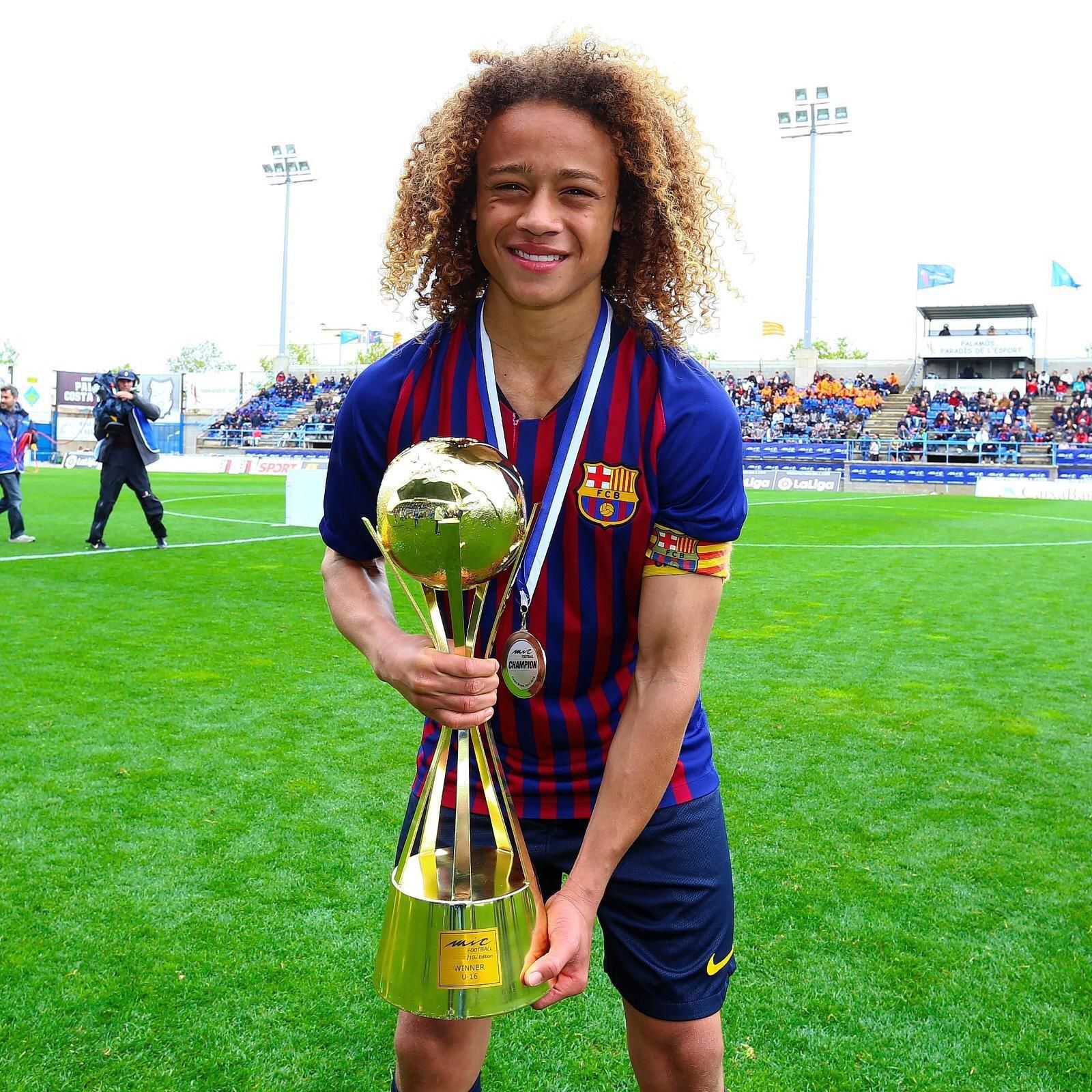 Xavi Simons s trofejou v drese FC Barcelona.