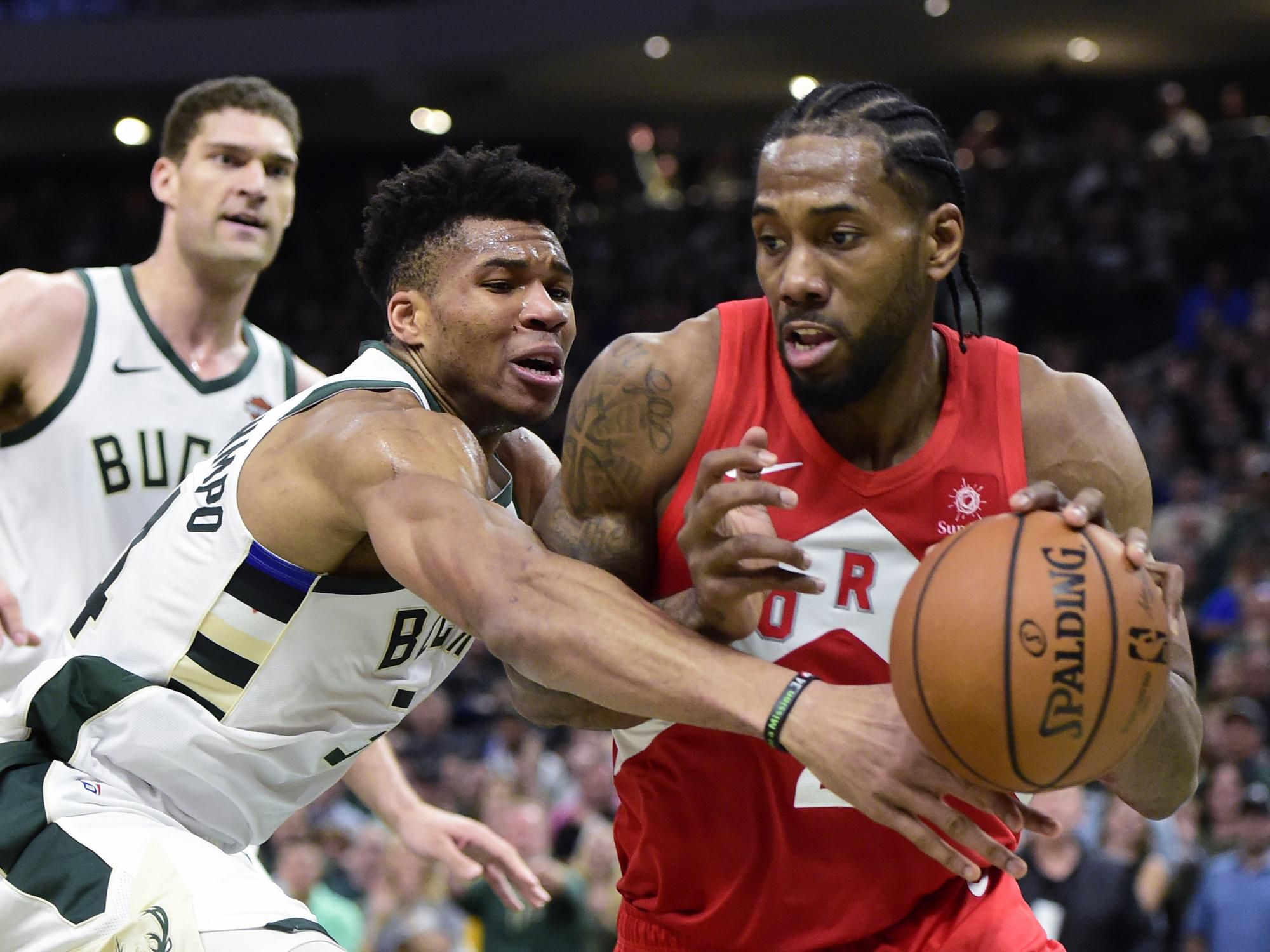 Basketbalista Toronta Raptors Kawhi Leonard (vpravo) a hráč Milwaukee Bucks forward Giannis Antetokounmpo.