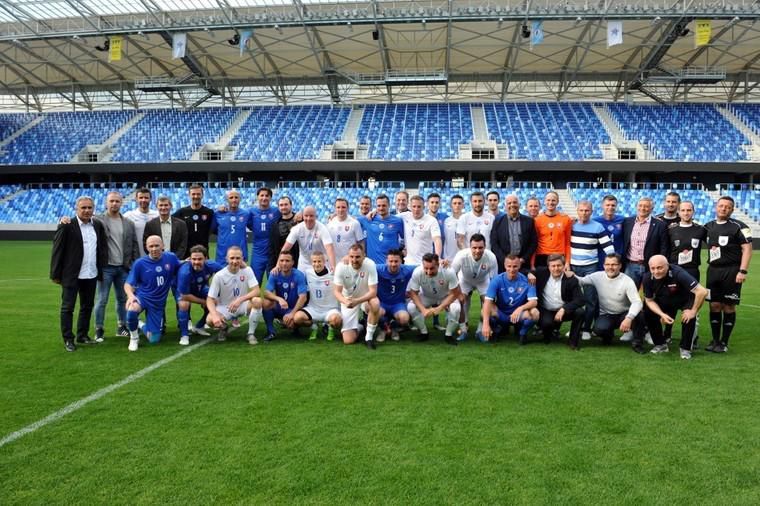 Spoločná fotografia zo spomienkového zápasu slovenskej „dvadsaťjednotky”.