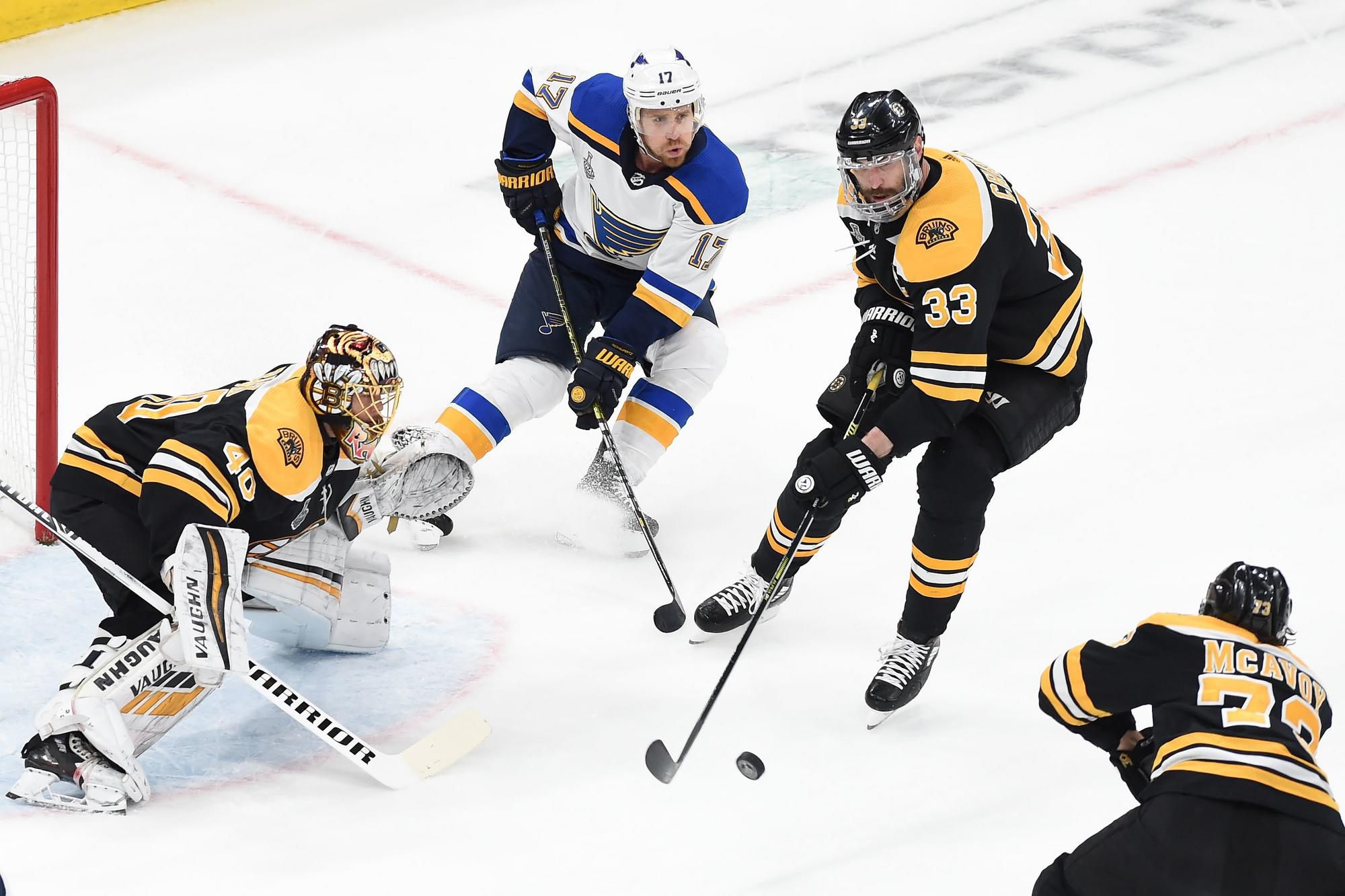 Zdeno Chára v zápase so St. Louis Blues.