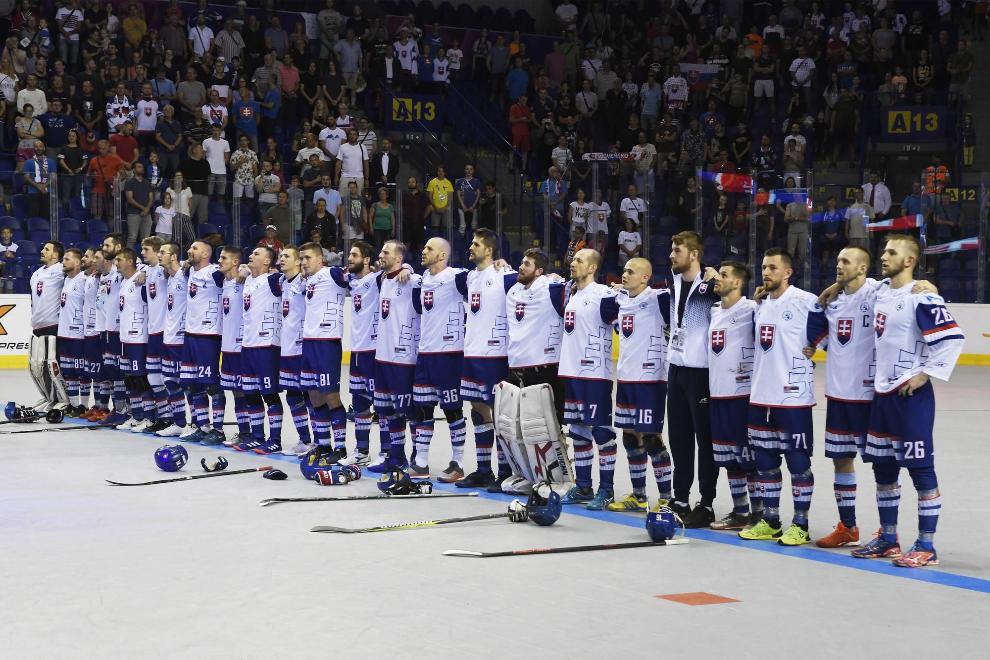 Hráči Slovenska počas hymny po víťazstve.