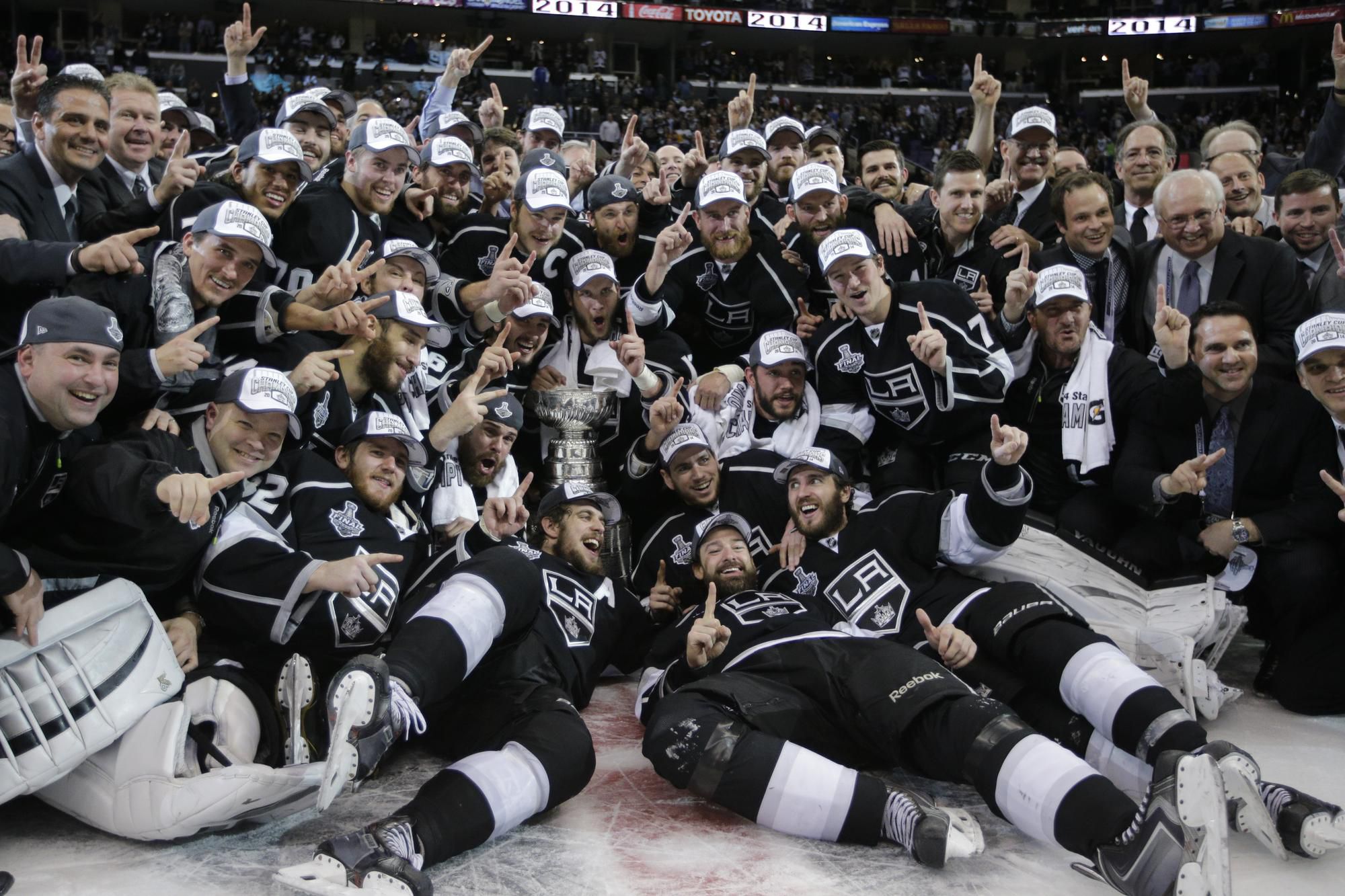 Hráči Los Angeles Kings pózujú so Stanleyho pohárom.