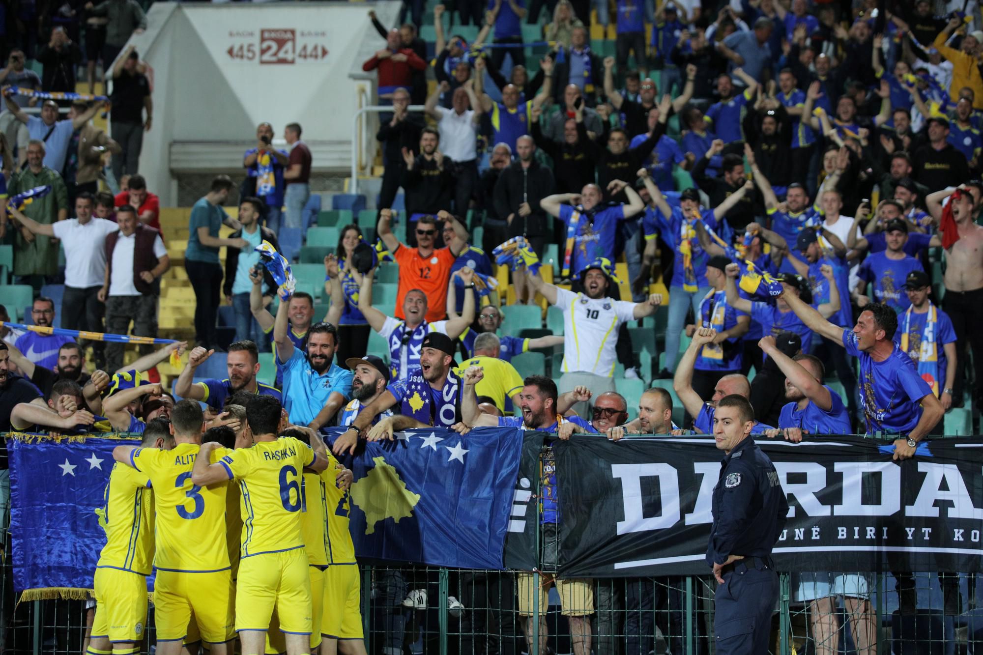 Reprezentanti Kosova oslavujú s fanúšikmi