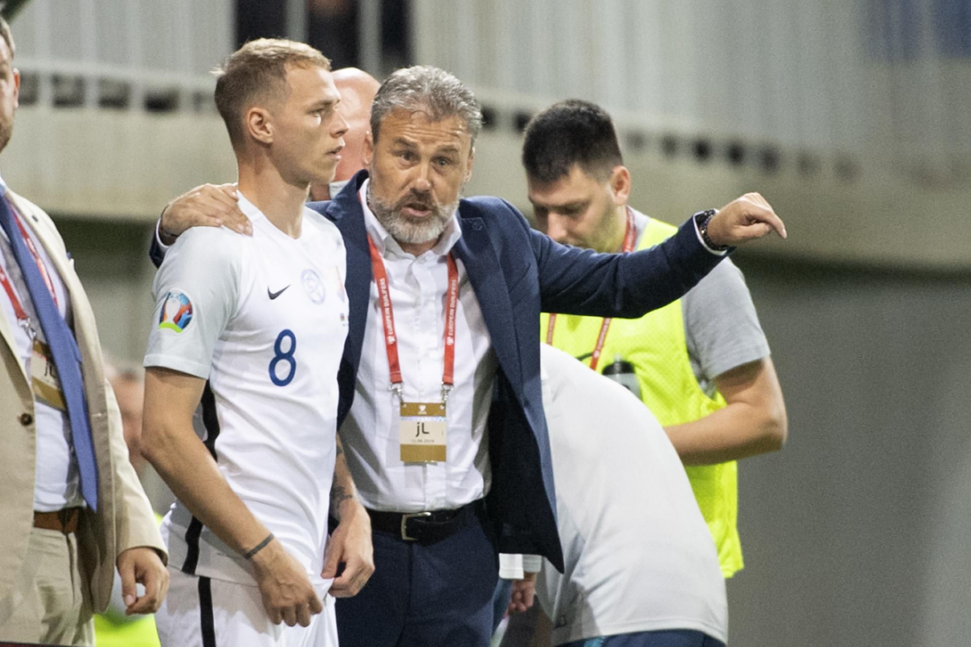 Tréner slovenskej futbalovej reprezentácie Pavel Hapal a Ondrej Duda.