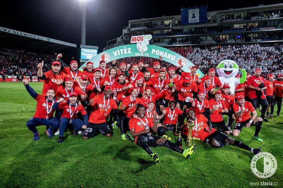 Slavia Praha oslavuje v roku 2019 double za víťazstvo v lihe aj pohári.