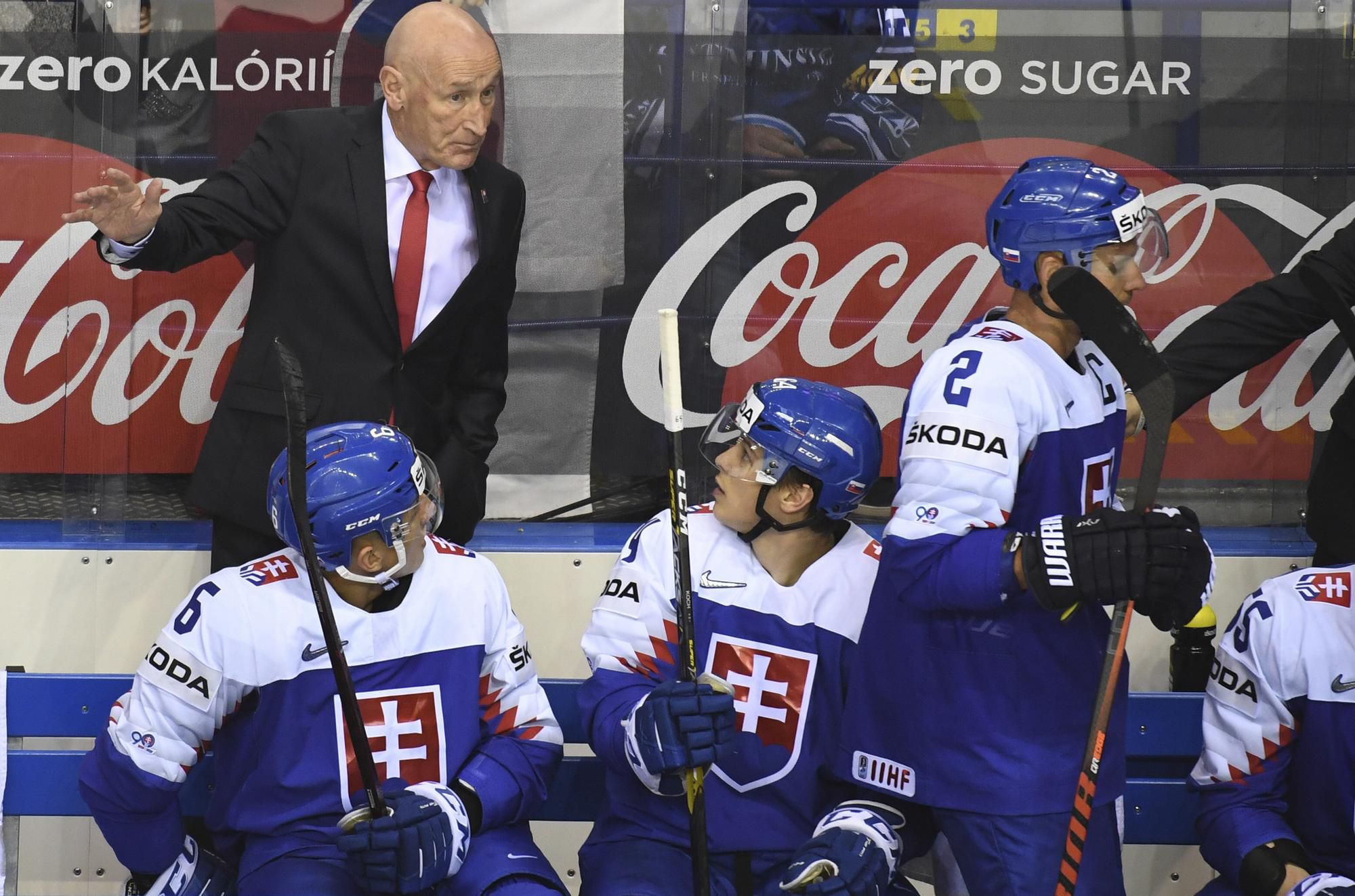 Tréner Slovákov Craig Ramsay a lavička.