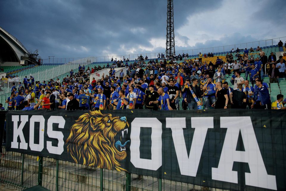 Kosovskí fanúšikovia.