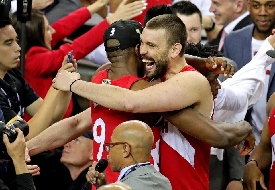 Marc Gasol a Serge Ibaka z Toronta Raptors oslavujú víťazstvo v NBA.