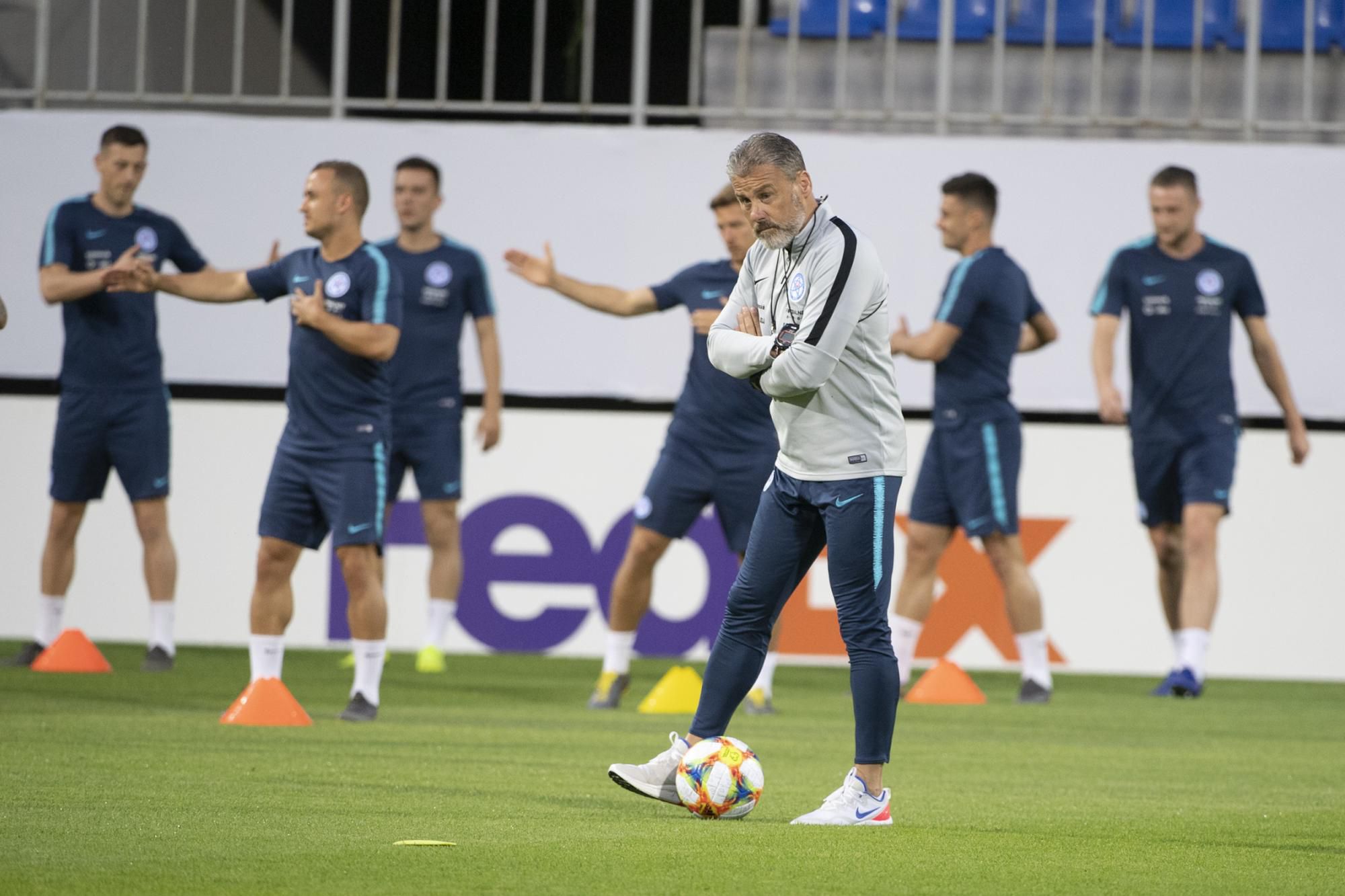 V popredí tréner Pavel Hapal počas tréningu slovenskej futbalovej reprezentácie.