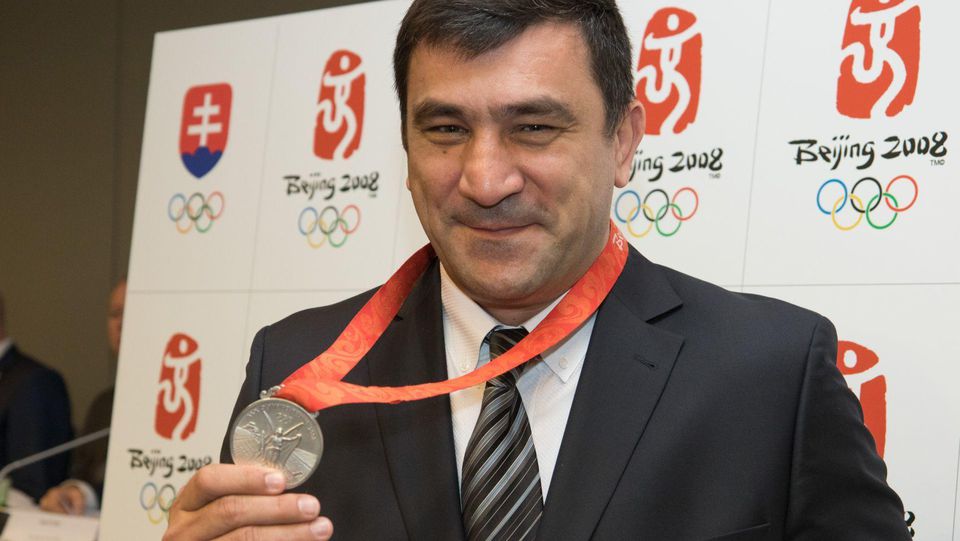 Ocenený zápasník David Musuľbes po prebratí striebornej medaily z OH 2008 v čínskom Pekingu.