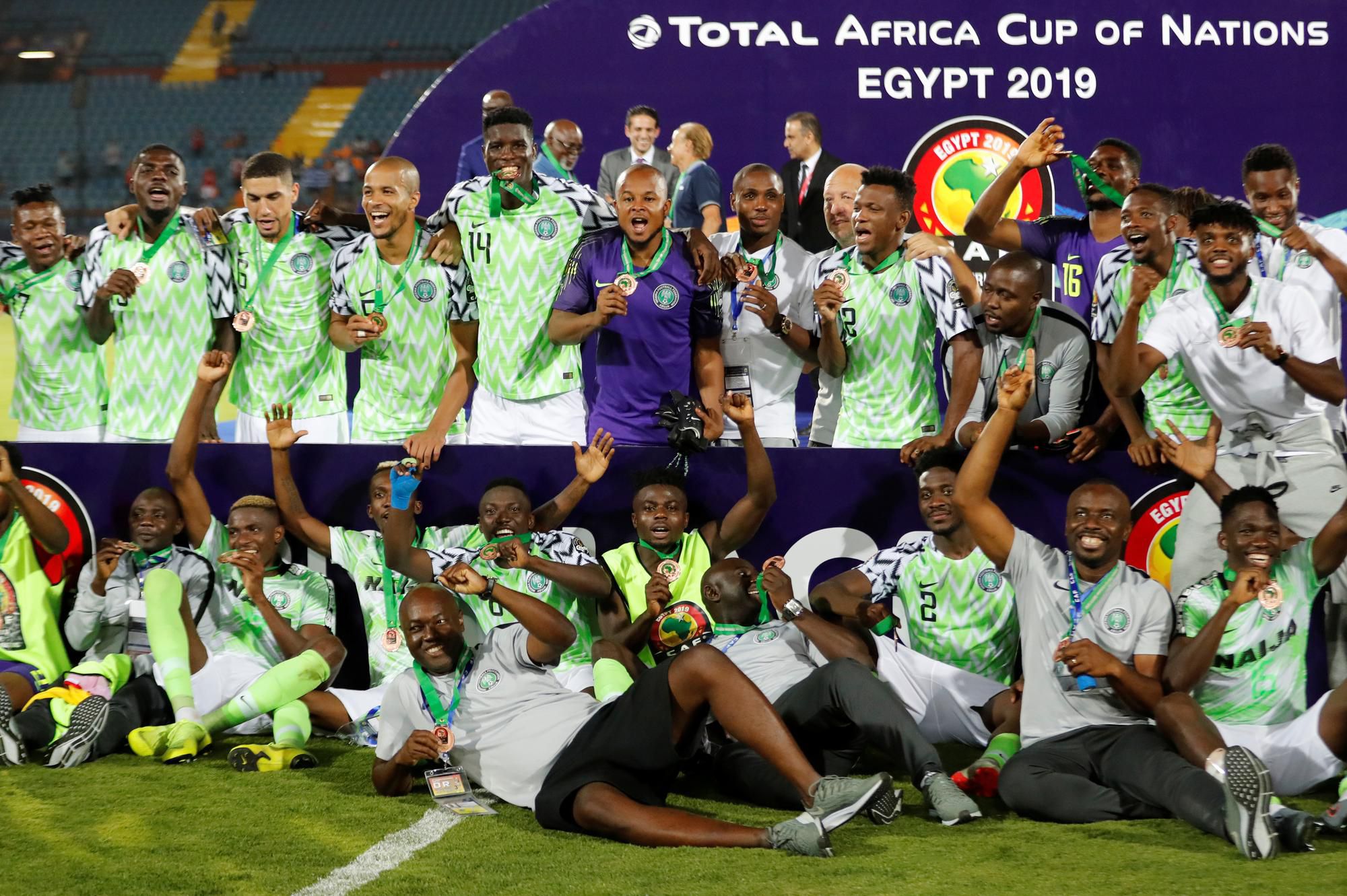 Hráči Nigérie sa tešia z bronzu.