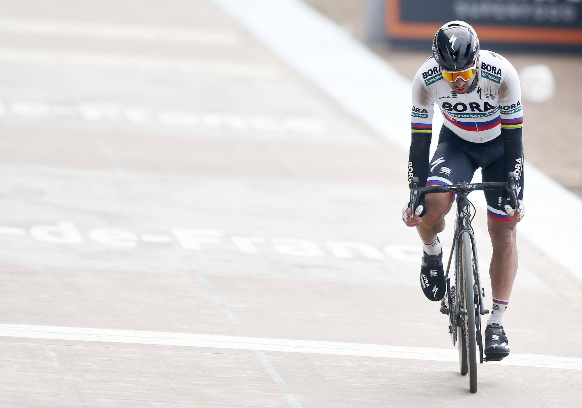 Slovenský cyklista Peter Sagan v cieli 117. ročníka Paríž - Roubaix.