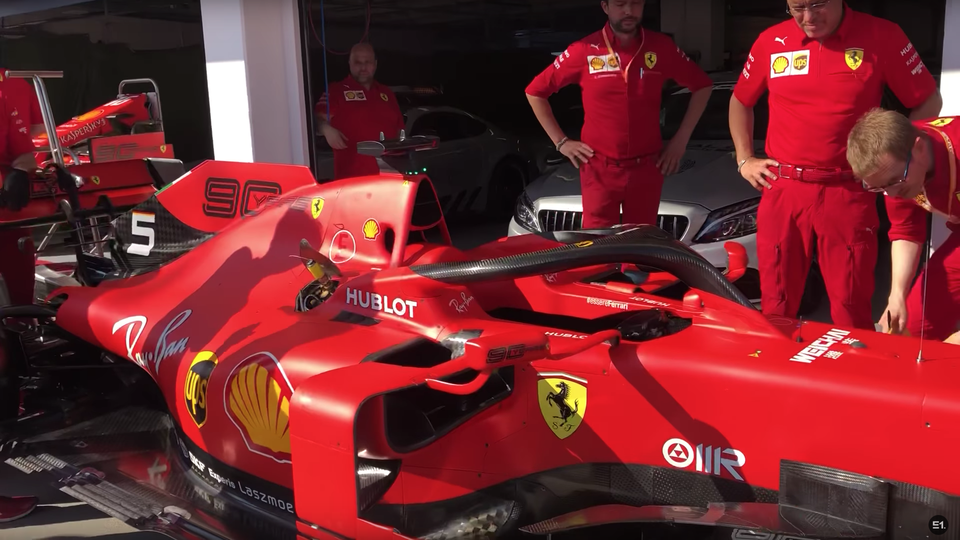 Tím Ferrari pred technickou kontrolou monopostov.