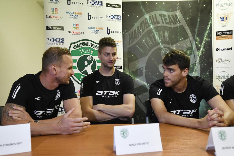 Na snímke kapitán mužstva Martin Straňovský (vľavo) a nové posily - Nino Grzentič (uprostred) zo Slovinska a Javier Munoz Cabezon (vpravo) zo Španielska.