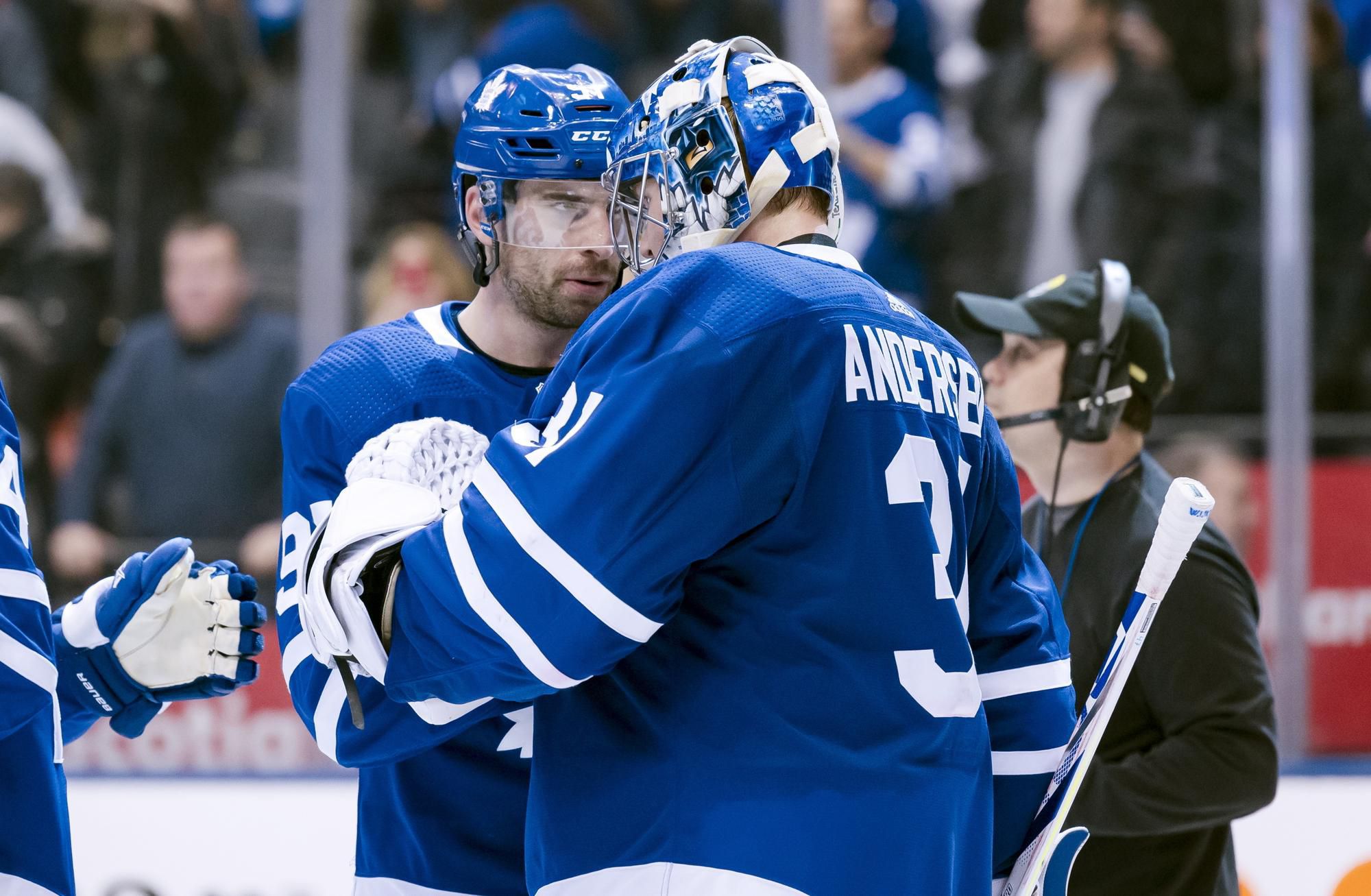 John Tavares a Frederik Andersen (Toronto Maple Leafs).