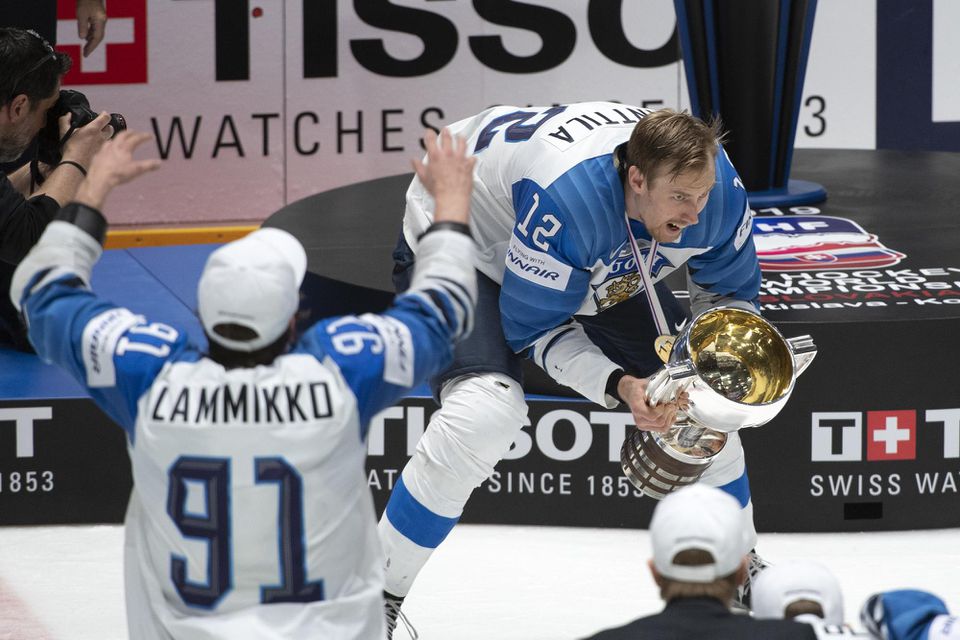 Marko Anttila dvíha pohár pre víťaza MS v hokeji 2019