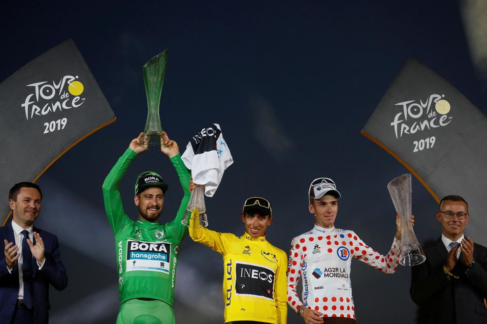 Držiteľ zeleného dresu Peter Sagan, celkový víťaz Tour de France Egan Bernal a najlepší vrchár Romain Bardet.