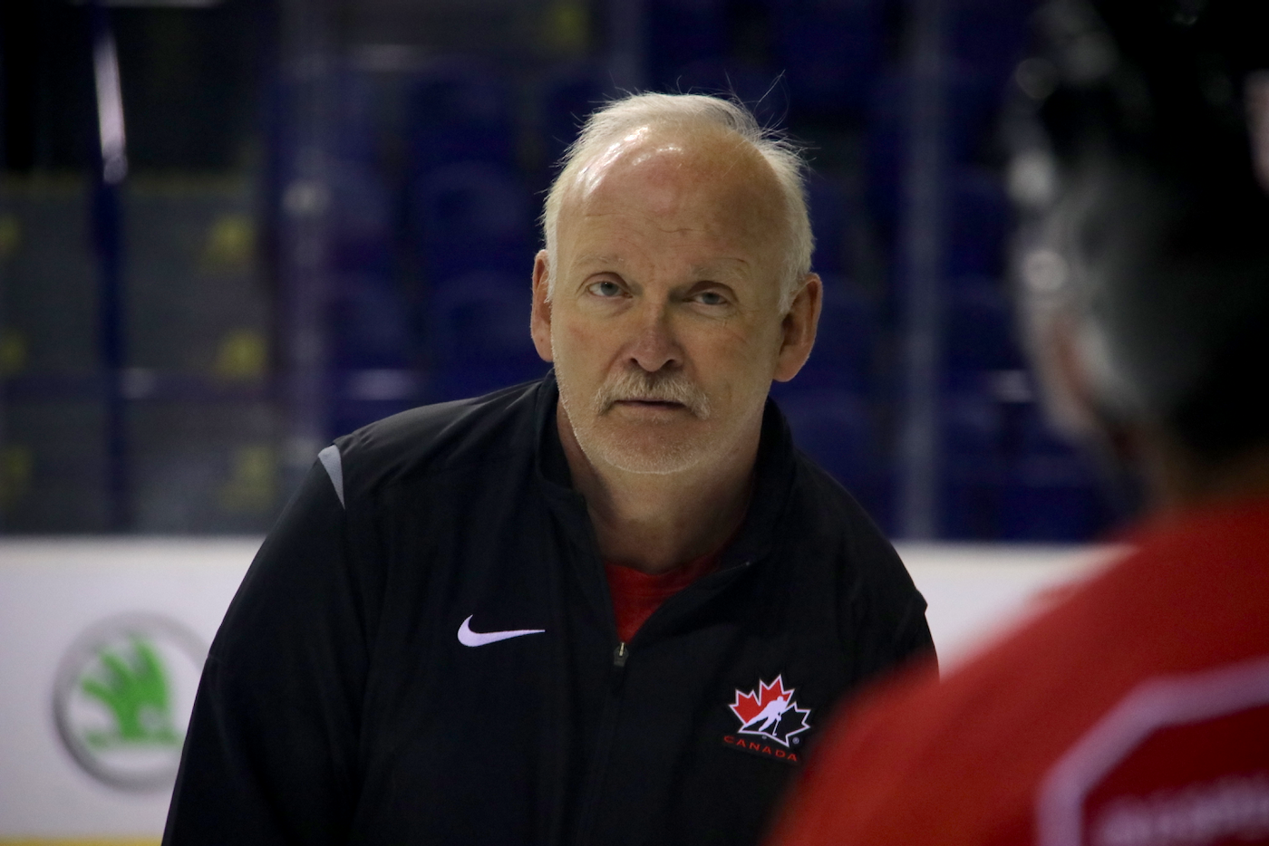 Asistent trénera Lindy Ruff počas tréningu kanadského národného tímu v Košiciach počas MS v hokeji 2019.