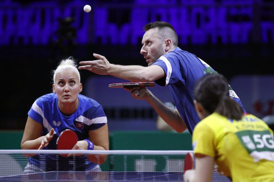 Slovenskí reprezentanti v stolnom tenise Barbora Balážová a Ľubomír Pištej.