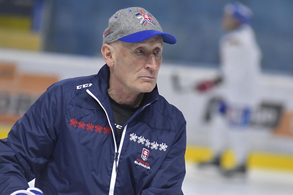 Tréner Craig Ramsay počas tréningu slovenskej hokejovej reprezentácie.