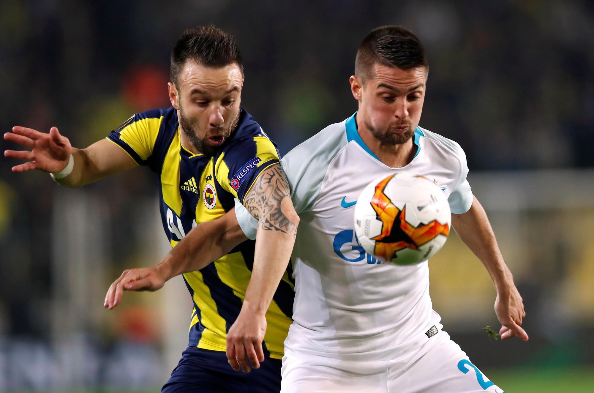 Róbert Mak (Zenit Petrohrad) a Mathieu Valbuena (Fenerbahce).