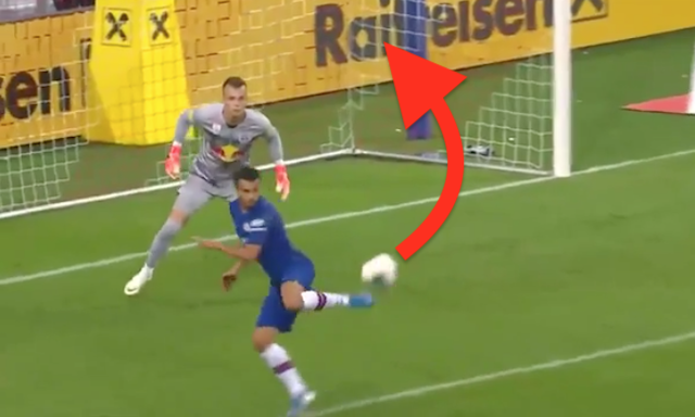 Pedro (Chelsea) strieľa najkrajší gól vo svojej kariére.