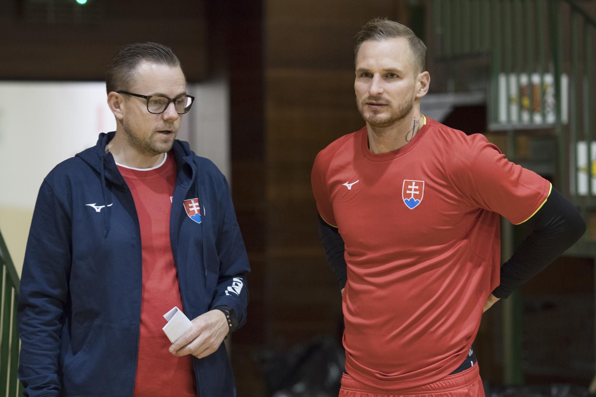 Tréner hádzanárov Slovenska Heine Ernst Jensen a vpravo Martin Stráňovský  počas zrazu.