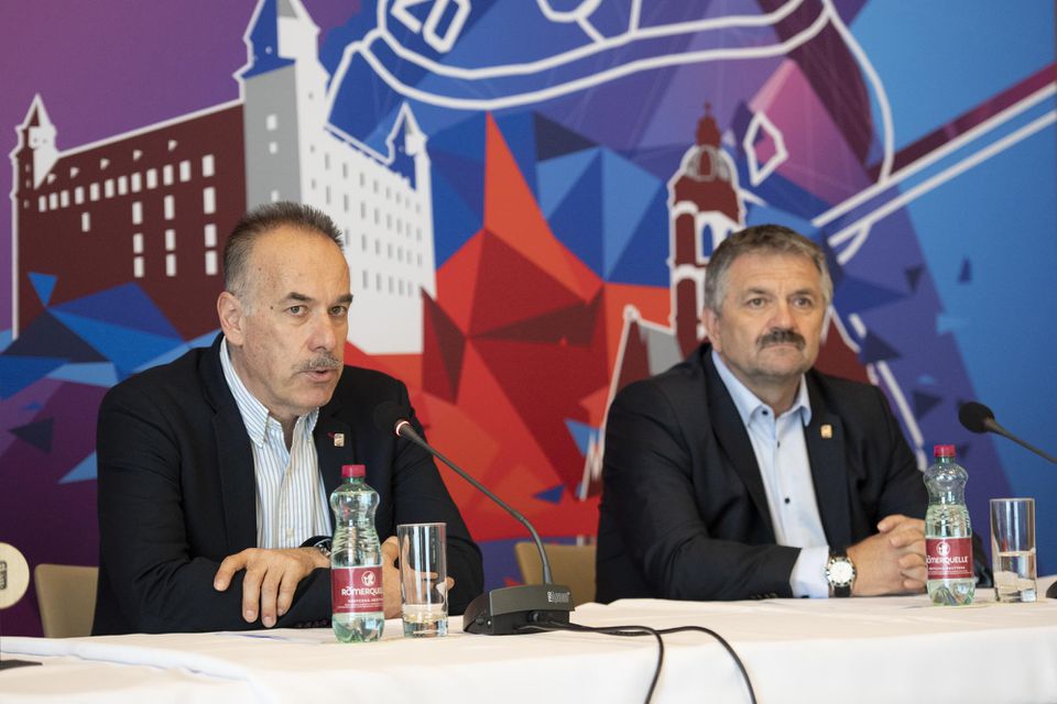 Riaditeľ organizačného výboru 2019 IIHF MS Igor Nemeček a riaditeľ organizačného výboru MS pre Bratislavu počas hodnotiaceho brífingu k MS 2019 v hokeji.