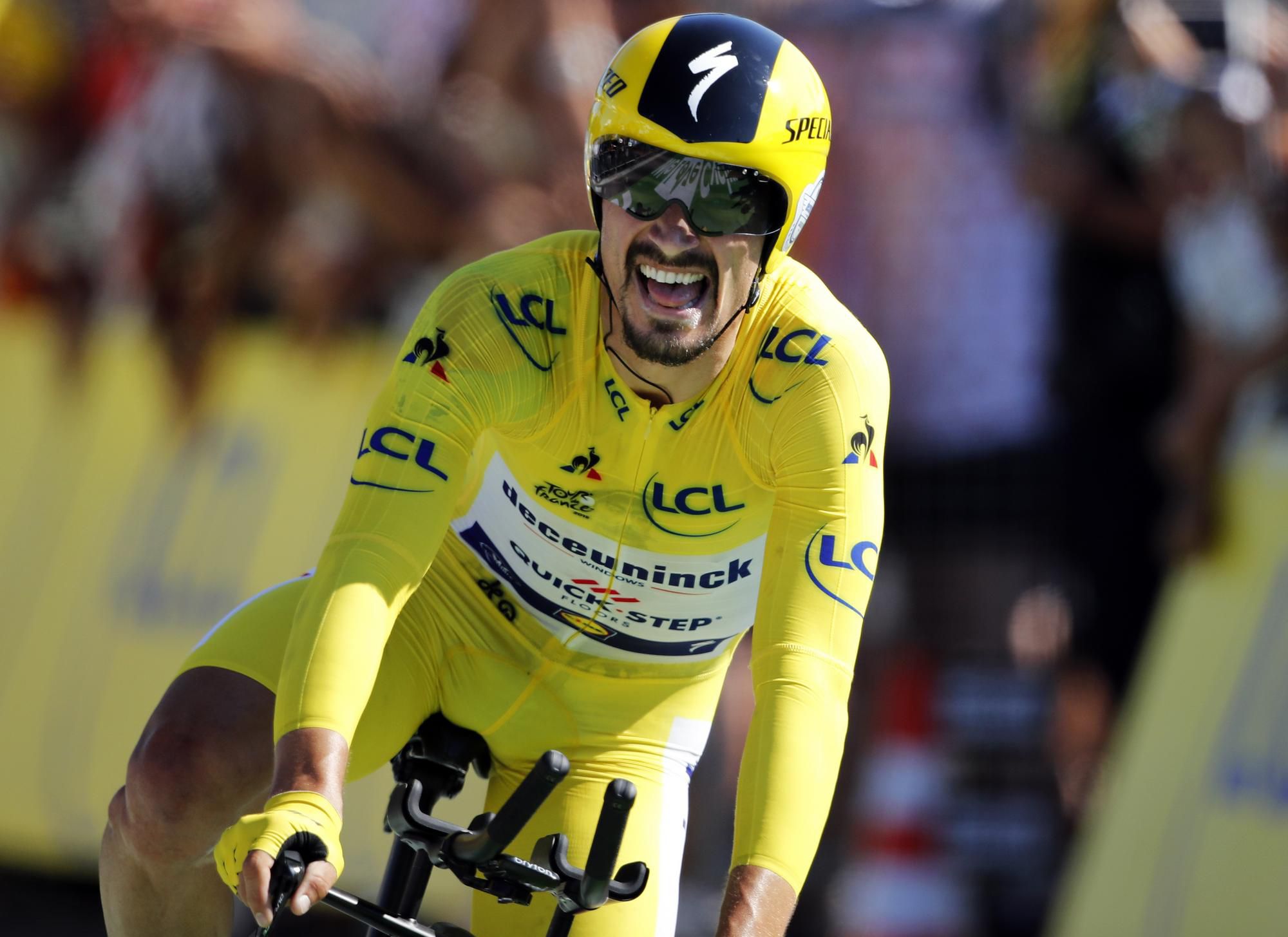 Francúzsky cyklista Julian Alaphillippe  (Deceuninck Quick Step) v žltom drese vedúceho pretekára.