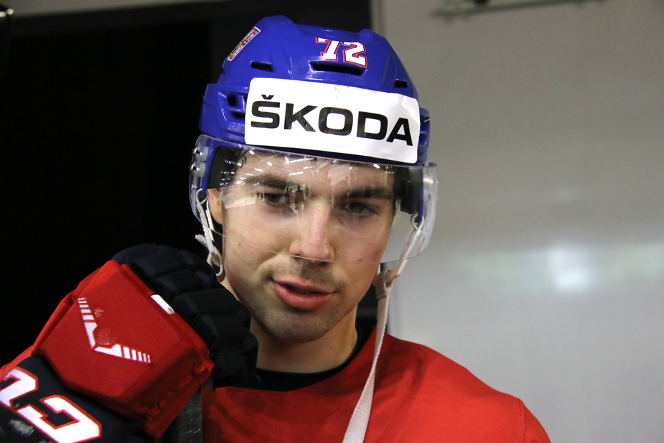 Filip Chytil počas tréningu Česka na MS v hokeji v Bratislave.