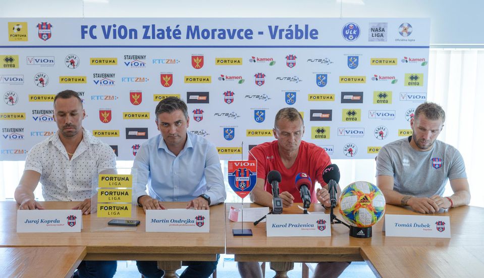 Zľava športový riaditeľ Juraj Koprda, predseda predstavenstva Martin Ondrejka, hlavný tréner Karol Praženica a kapitán mužstva Tomáš Dubek.