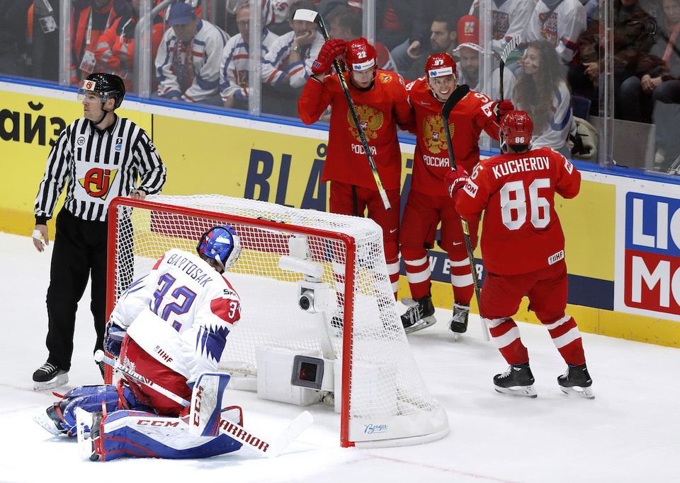 Hokejisti Ruska sa radujú z gólu proti Českej republike.