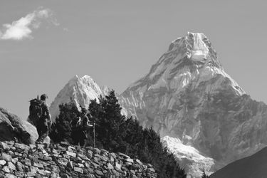 Američan a Indka zahynuli na Evereste, sú štvrtými obeťami tejto sezóny