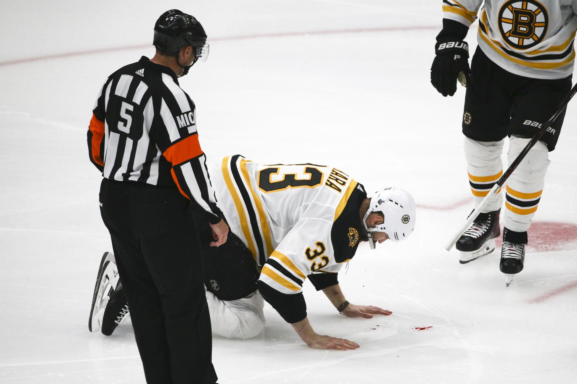 Zdeno Chára z Bostonu Bruins sa zbiera zo zeme