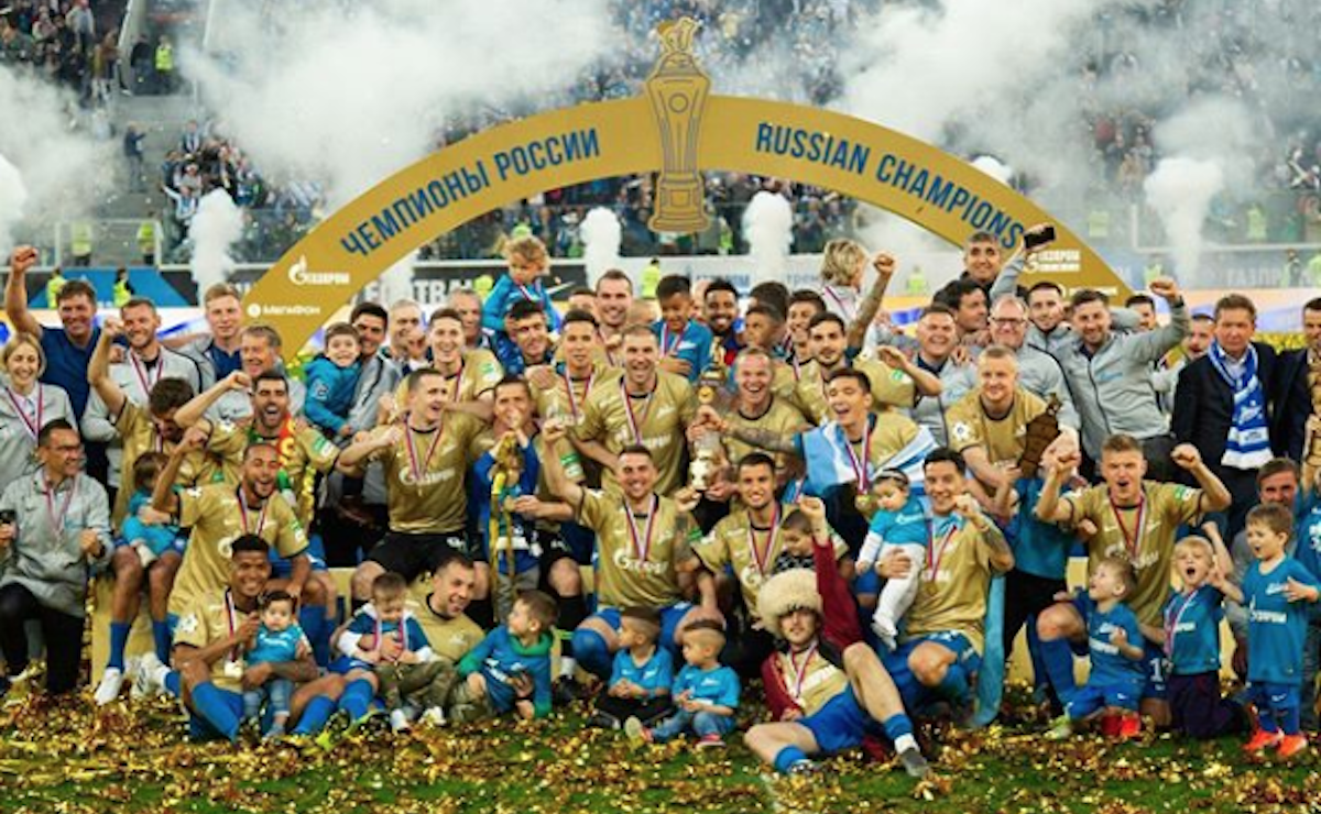 Hráči Zenitu Petrohrad oslavujú ruský ligový titul.