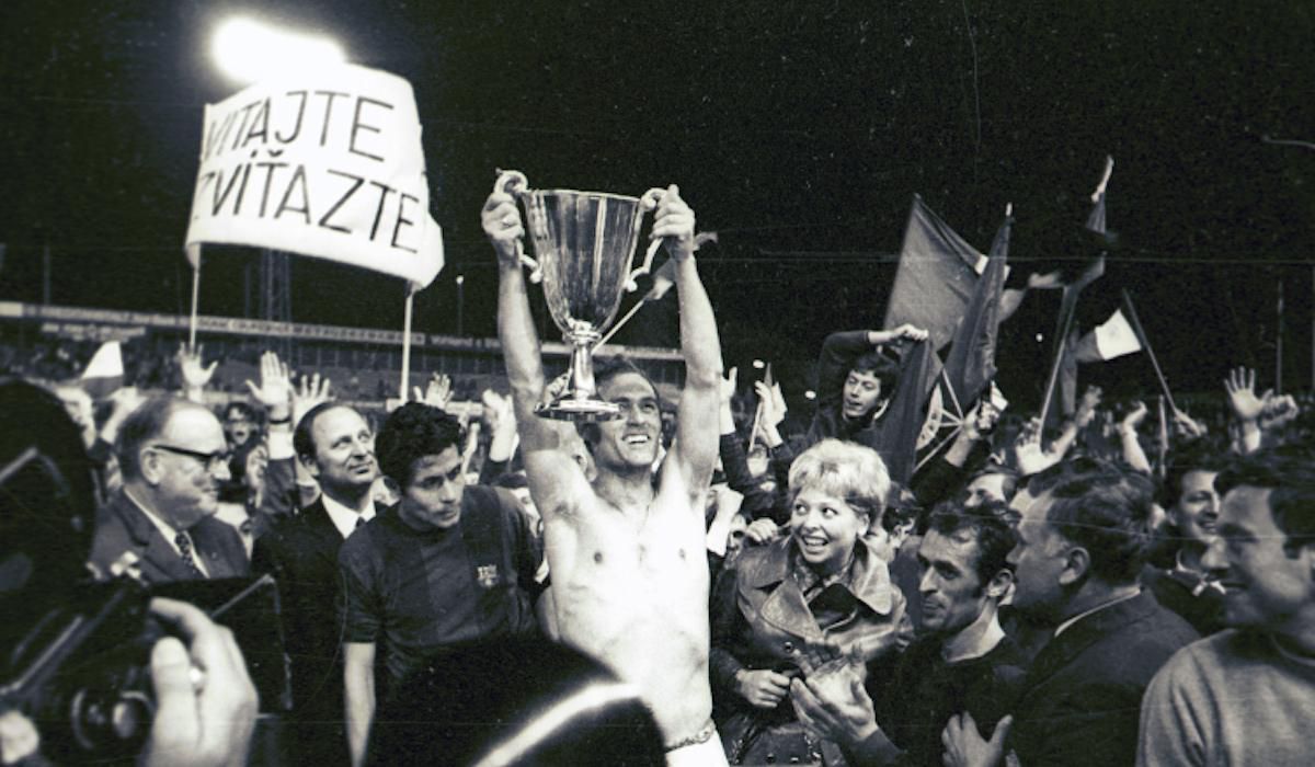 Alexander Horváth (ŠK Slovan Bratislava) s trofejou Pohára víťazov pohárov v sezóne 1968/1969,