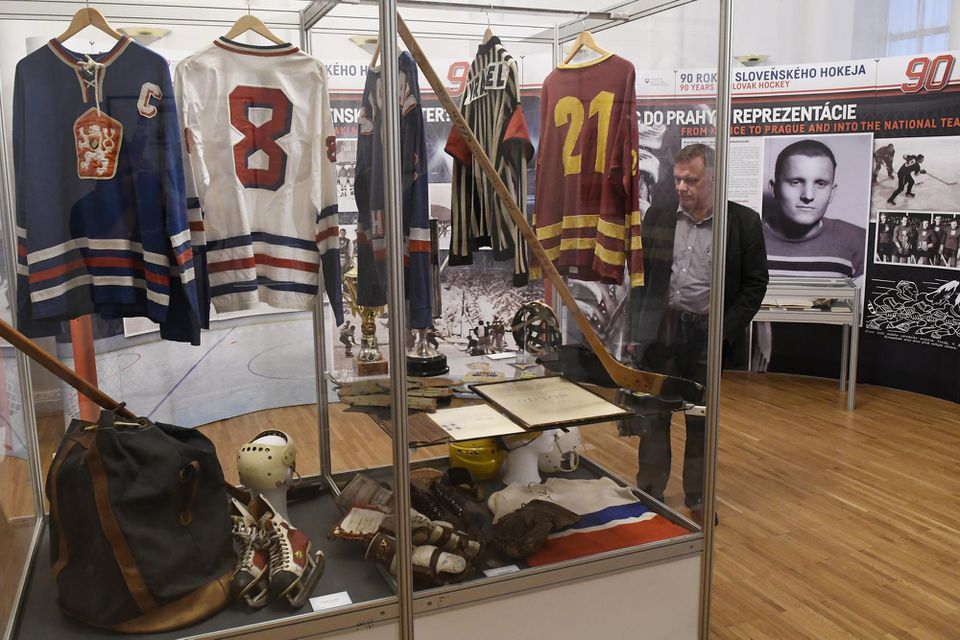Exponáty na výstave 90 rokov slovenského hokeja.