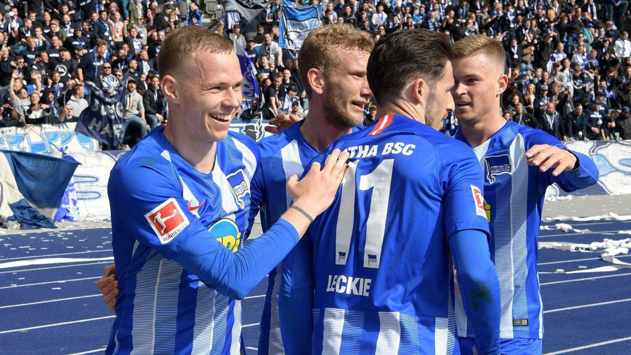 Slovenský futbalista v službách Herthy Berlín Ondrej Duda sa teší z gólu so svojími spoluhráčmi.