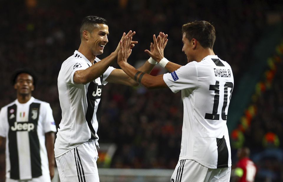 Paulo Dybala a Cristiano Ronaldo sa tešia z gólu.