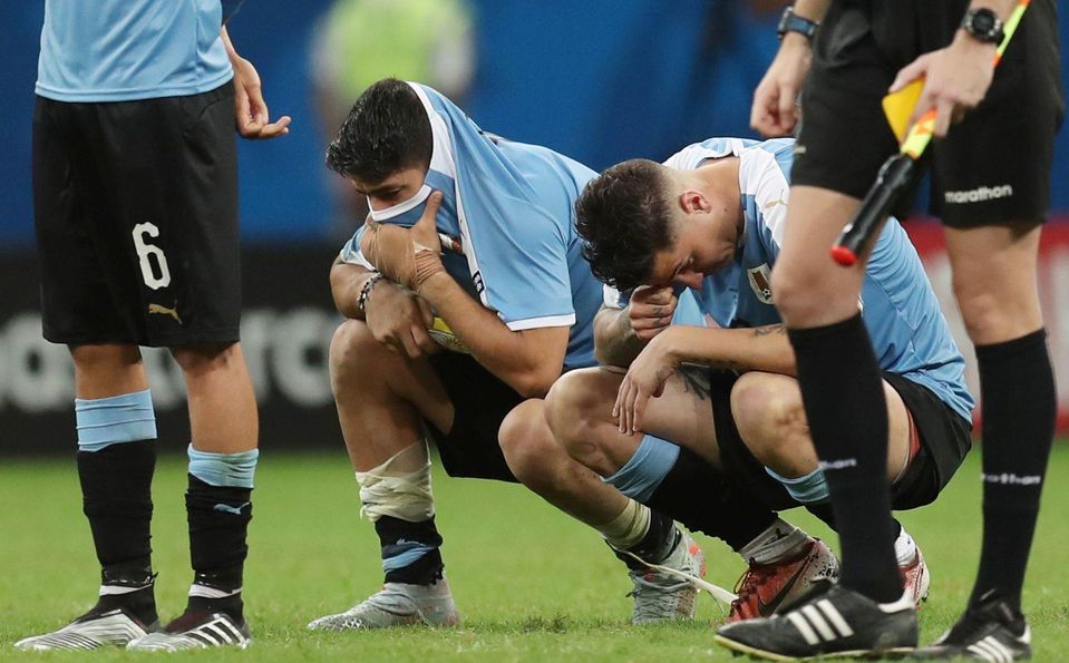 Hráči Uruguaja a Luis Suárez v smútku